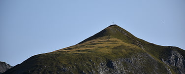 Blick auf den Mahnkopf, grüne Bergspitze, im Sommer 